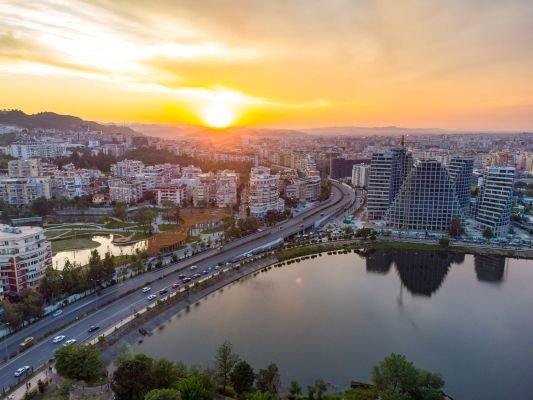 Vue aérienne du lac artificiel de Tirana, capitale de l'Albanie, au coucher du soleil