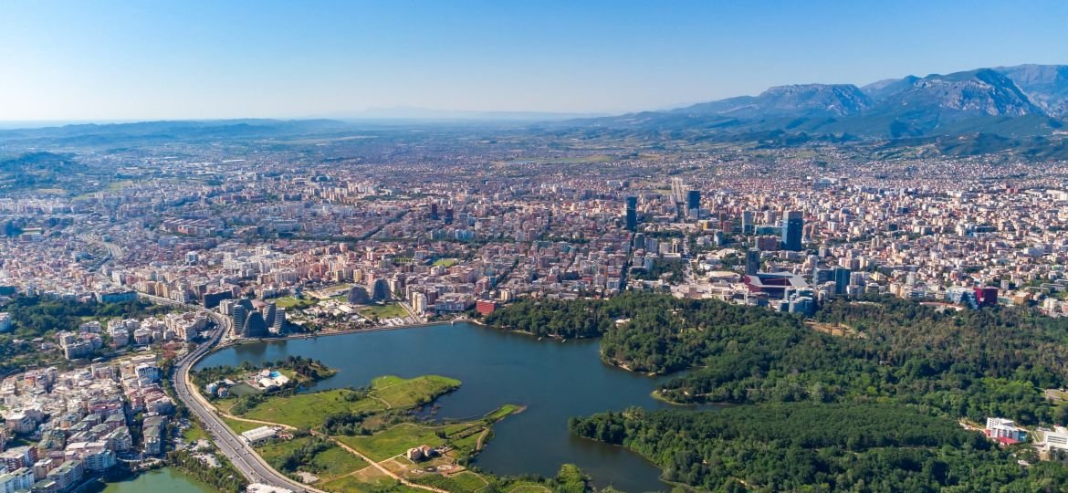 Tirana vue de la ville et des lacs