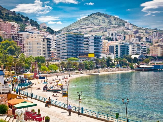 Byens hovedpromenade i saranda, albanien.