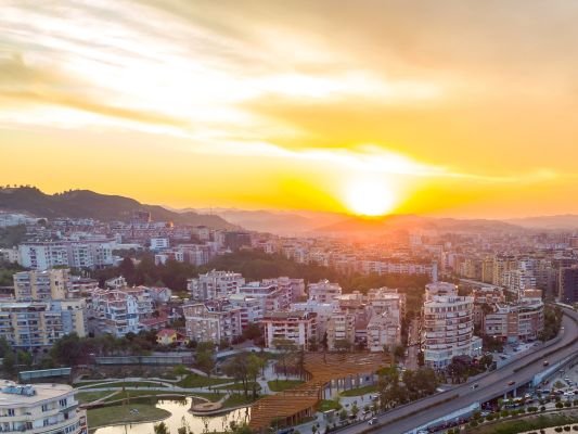Vista aerea del lago artificiale di Tirana, capitale albanese al tramonto