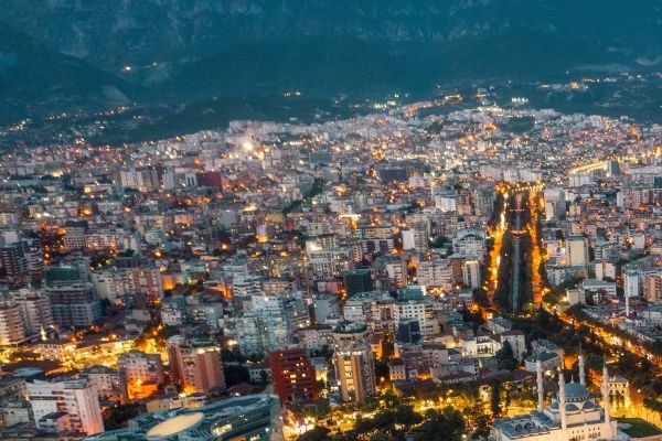 Antenna di Tirana, Albania, scattata nel giugno dell'estate 2022