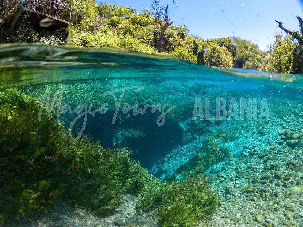 Source d'eau Blue Eye en Albanie.