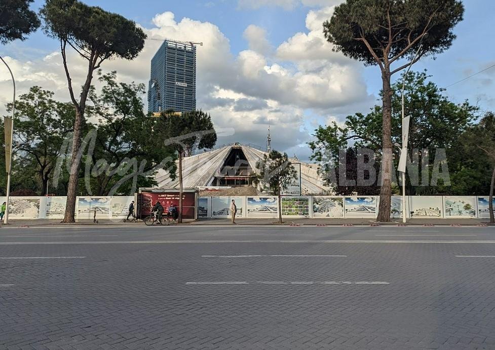 Bau der Pyramide von Tirana im Jahr 2021