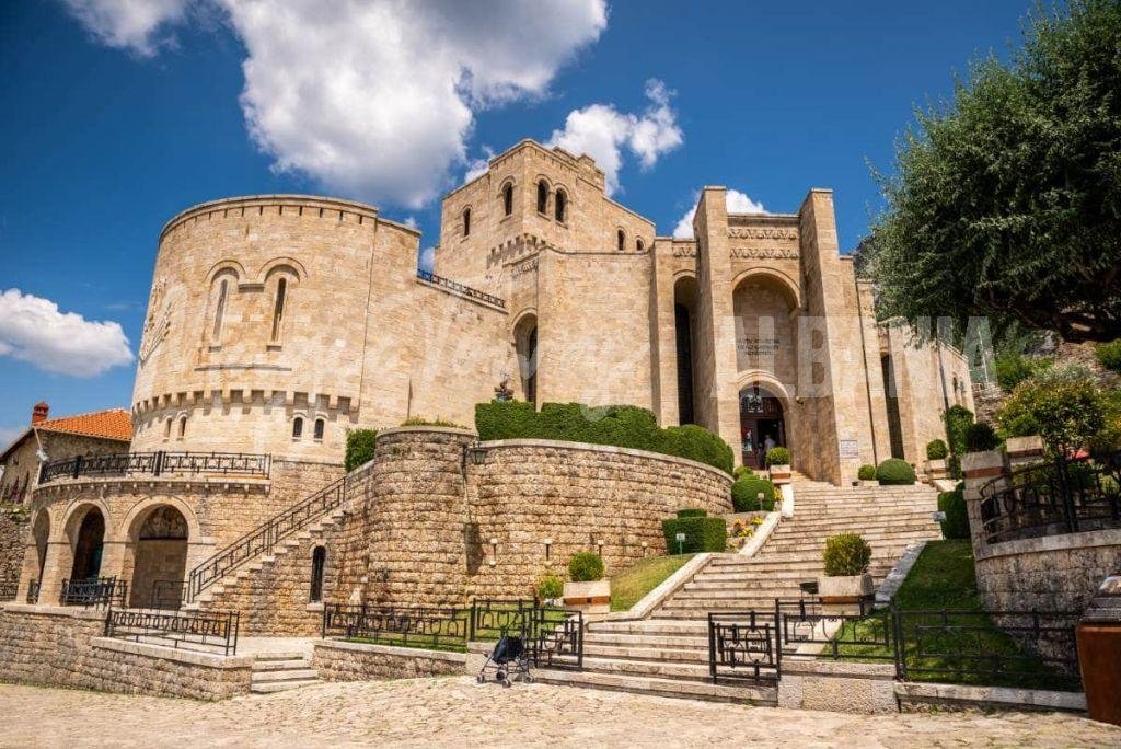 L'entrée du château de Kruja, l'un des lieux les plus populaires pour les voyages quotidiens en provenance d'Albanie.